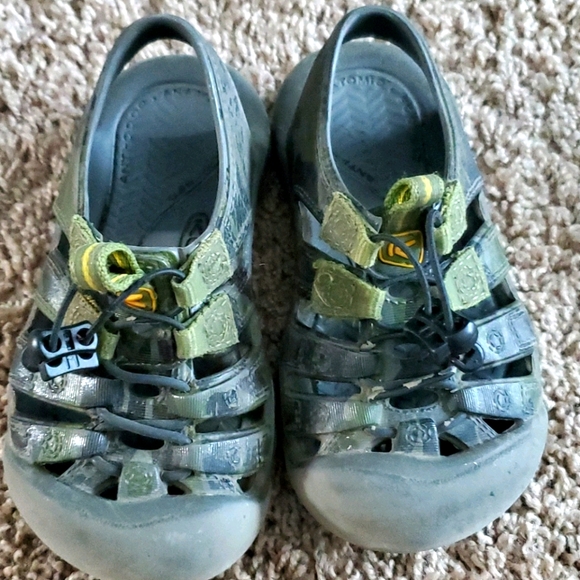 Keen toddler size 9 sandles - Picture 1 of 7